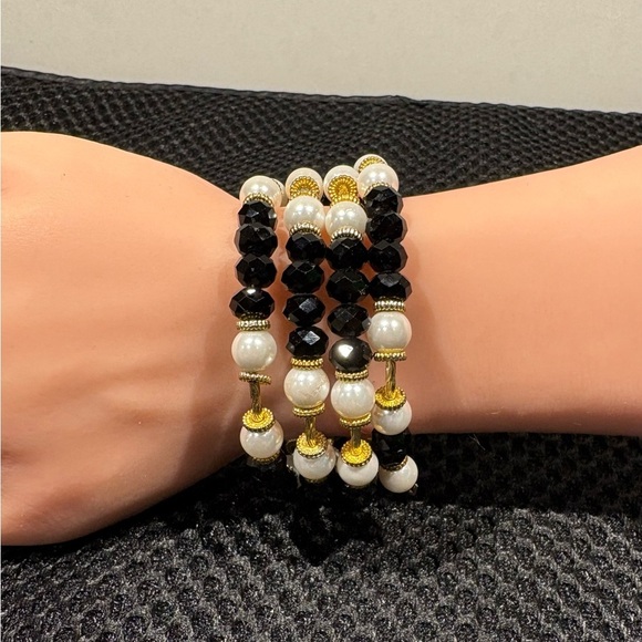 Elegant Black & White Beaded Coil Bracelet with Gold Accents - Picture 4 of 8